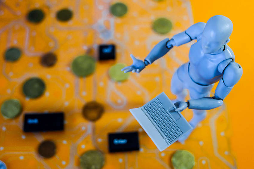 KI Figur steht mit Laptop in der Hand auf einem Netzwerk
