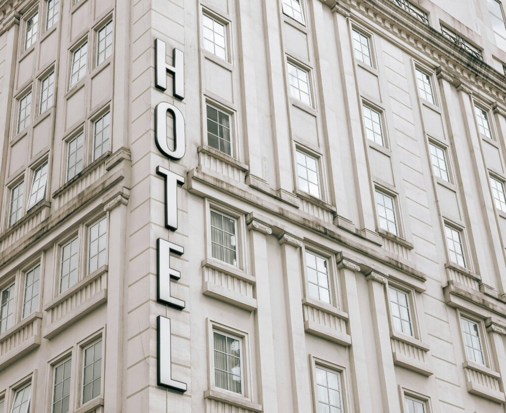 Hotelfassade mit Hotel Schild an der Wand